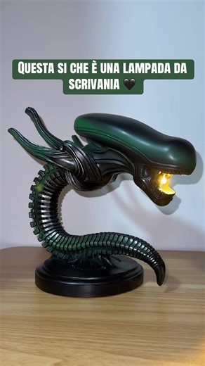 Lampada da scrivania alieno in resina decorativa, luce d’atmosfera ideale per scrivanie, camere da letto e setup gaming. Ornamento unico per appassionati di fantascienza e decorazioni originali. #lampadaAlieno #decorazioneFantascienza #luceAtmosfera #Offertelnvernali #ScongelaLeOfferte