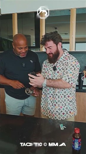 🌴 ALF Reality 3: @JonnyBonesvs @DC_MMA: Альфредо показывает Кормье свою схватку с Джоном Джонсом.