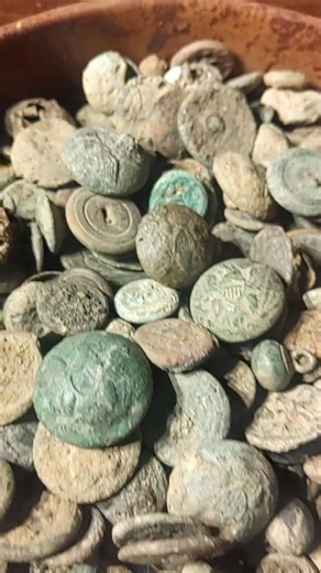 civil war era uniform buttons from the Newport Barracks Kentucky#relics#americanhistory