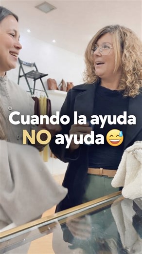 Hay situaciones de tienda que no se pueden inventar 😂 Una clienta tranquila, otra con prisas… rebajas, prisas, datáfono en mano y “ayudas” que llegan sin pedirlas. Aquí atendemos con calma, con tiempo y con cariño 💛 Porque comprar también es disfrutar del momento. 📍 QueDeRopa #TenerifeSur | Quederopa