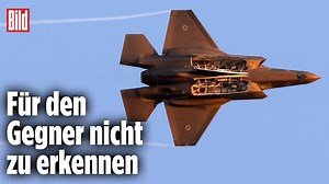 Die F-35 gilt als modernstes Kampfflugzeug der Welt. Wegen einer speziellen Form und Außenbeschichtung ist die Maschine für gegnerisches Radar nur schwer zu entdecken. Außerdem kann die F-35 auch Nuklearwaffen transportieren, stellt also sicher, dass Deutschland im Verteidigungsfall amerikanische Atombomben abwerfen kann. | Bild
