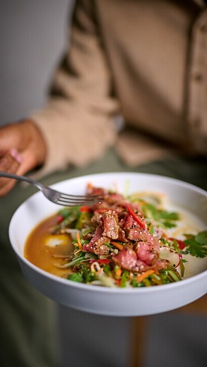THAÏ BEEF SALAD 🌶️ (FR 👇) ​ ​Zin in een pikante avond? 😏 Deze pittige Thaïse salade is perfect om te delen met je partner!​ 👉 Het recept via de link in bio.​ Envie de pimenter votre soirée ? 🌶️ Cette salade thaï bien relevée sera parfaite à partager avec votre moitié !​ 👉 La recette via le lien en bio. #HalloGoebezigers #HelloLesMotivésDuMieux #bettereating #thaisalad #thaisaladdressing #thaisalads #sharefood #valentinesdayfood #valentinesdayfoodie #hotsalad | Delhaize