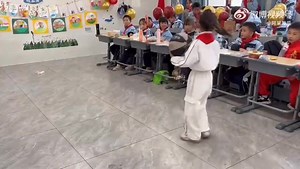 An #amazing little girl! 😲 Her classmates have no idea how awesome she truly is! There's a surprise at the end! | Shanghai Daily 上海日报