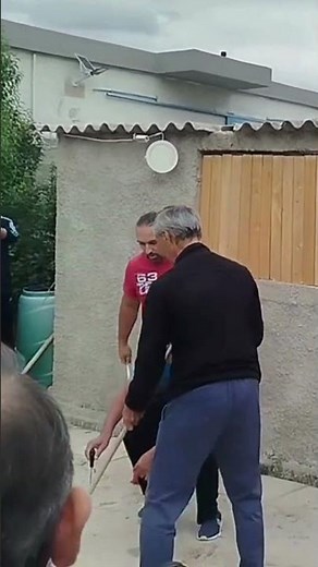 Ο απίθανος Μίλτος Τεντόγλου έκανε άλμα σε αυλή σπιτιού στην Παλλήνη και... έκανε και ρεκόρ