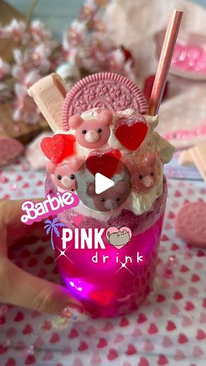 ♡ Sara Conde ♡ on Instagram: "💖 PINK DRINK 🌸 versión Barbie 💖 @burpee_vet⁣ ⁣ 🌸 Una de las cosas que más me gustan de mi trabajo es versionar las recetas de pelis, series, animes… y con barbie estoy en mi prime 😂 porque puedo sacar todo lo rosa y brillante que siempre quiero sacar y tener la excusa perfecta. Me he inspirado en las bebidas japonesas, en las que todas tenían una base de chuches, leds… ¿para qué más?😂 ⁣ 🌸 INGREDIENTES:⁣ ➖ 1 sobre de gelatina de fresa ➖ 80 ml de agua ➖ fruta d