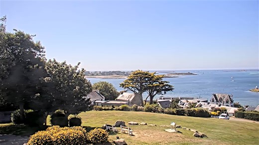[NOUVELLE CAMERA] Superbe vue sur l’Aber Wrac’h sur le magnifique territoire d' Abers tourisme. L'Aber Wrac'h est le plus long aber (estuaire) et le plus septentrional de la côte finistérienne. C’est aussi le plus maritime avec une embouchure large de 2 km qui constitue un plan d’eau réputé pour la pratique des sports nautiques et ouvre sur l’archipel de l’Aber Wrac’h, constitué par une kyrielle d’îles et îlots disséminés le long de la côte. Et surtout ne manquez d'admirer le coucher du soleil s
