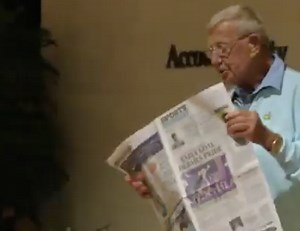 Lou Holtz's Newspaper Magic Trick Is Must-Watch After His Death