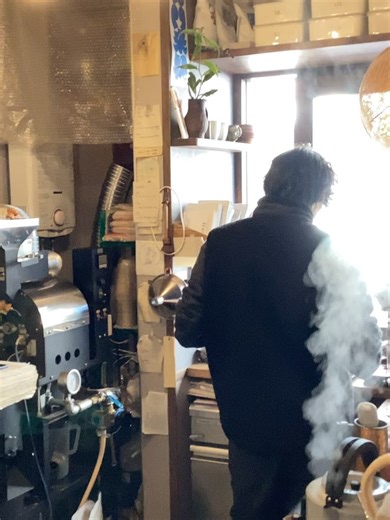 ウカブ珈琲店•豆焙煎所 on Instagram: "1月14日 水曜日 珈琲豆がやはり高くなっています。昨夜のウカブ会議をおえ、豆の値段はあげず、朝のモーニングコーヒーも含めた、抽出してご提供するコーヒーの値段を見直すことにいたしました。朝のモーニングコーヒーは400円だったものを500円に。アイスコーヒーとオレは気持ち的に100円あげたくてもあげれなかったので、50円だけあげます。お昼も同じく、ホット600円から700円に。それ以外は50円ずつあげます。200gの大袋で買っていただいた時のサービスコーヒーは、可能な限り続けます。※サービスコーヒーは基本ホットコーヒーのみ、アイスコーヒーは差額で対応していますが、オレとカフェインレスは差額をいただいてもできません。値上げのお知らせは、心苦しいのですが、それに見合うコーヒーをご提供できるよう心を尽くして今後も精進して参ります。どうぞよろしくお願いいたします。※すべて税込です。値上げは休み明け土曜日からです。"