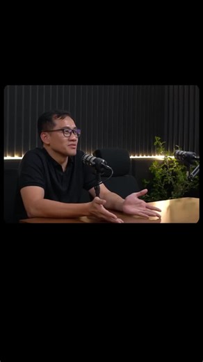 Dicoding Indonesia on Instagram: "Pernah menjadi karyawan termuda di Microsoft Indonesia, lalu melanjutkan perjalanan karier ke Nokia. Pengalaman inilah yang membentuk cara pandang CEO Dicoding Indonesia, Narenda Wicaksono terhadap industri teknologi dan talenta digital. Karier bukan hanya soal posisi atau nama besar perusahaan, tapi tentang pembelajaran, adaptasi, dan keberanian mengambil langkah berikutnya. Yuk simak Tips Untuk Programmer di Tahun 2026 bersama Narenda Wicaksono, CEO Dicoding d