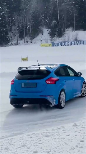 🔃 By using a small amount of throttle #focusrs #ford #fordfocusrs #snowdrift #lungauring #driftmode