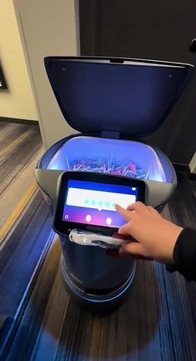 Room Service, Open Up! Chicago Hotels Now Have Robot Butlers 🤖🏨