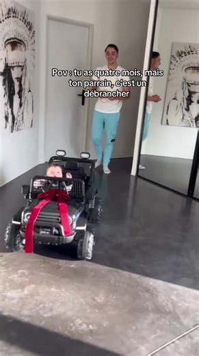 Premier Noël de bébé avec des jeunes parents