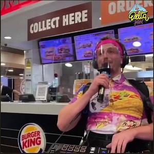 Le DJ le plus déjanté d'Angleterre SUAT débarque au Delta pour un Show sur notre scène 360° 🙃 Il sera en direct live pendant 1h ! Prêts à danser avec lui ? 🥳 Mercredi 18h30 annonce du prochain artiste ! Billetterie & Line-up : www.delta-festival.com ⚠️ Billets 100% remboursables en cas d'annulation ou report | DELTA Festival