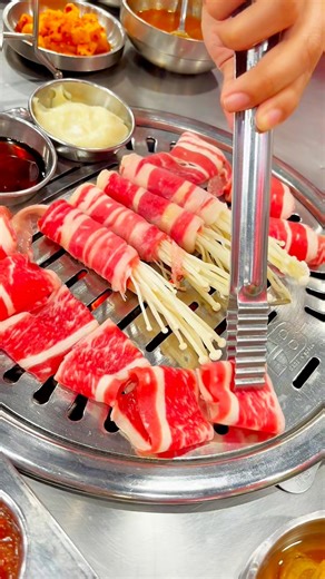 Unlimited KBBQ🥓 = Unlimited Happiness😄 Tag your friends and have a K-Good time at Samgyupsalamat Vista Mall Taguig. Reserve a table: 0966 371 7750 | Samgyupsalamat Vista Mall Taguig