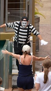 Tom the mime and the fan hug 😍❤️😂🤣 #tomthemime #seaworldmime #seaworldorlando