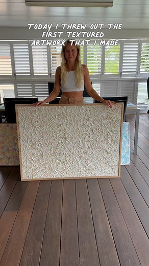 This was the very first textured art painting that I tried (yep I went all out and did a big one first). It’s been sitting in the spare room of my house for years now as the quality isn’t good enough to sell, but it felt like a waste to throw away. It’s amazing to see how your unique style and artistic voice grows over time, along with your knowledge and skill set. I’ve been doing textured art now for 2.5 years, how long have you considered yourself an artist for now? 🧑🏼‍🎨🎨 Rather than holdi