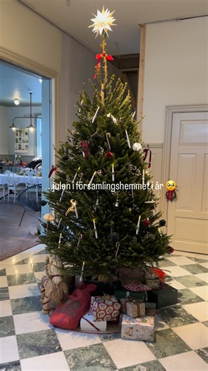 Församlingshemmet i Skärkind on Instagram: "Äntligen en ordentlig jul i Skärkind med hela familjen 🎄❤️ hallen blev tillräckligt klar för att vi skulle kunna ha granen där och kontoret fick golv så att alla fick någonstans att sova, tack vare allas starka insats under "arbetslägret" vi körde innan 😉 God jul! 🧑‍🎄🫶 #Marmor #hall #renoveringsprojekt"