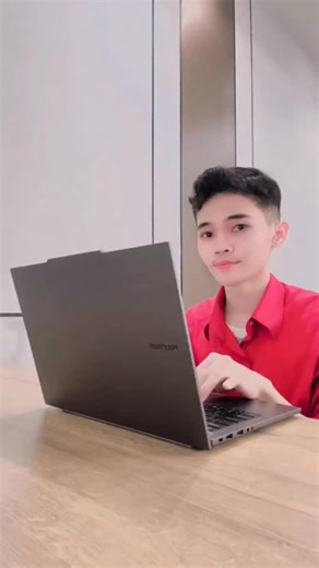 Randi Hermawan on Instagram: "Laptop super kencang, ringan dan spek tinggi, check✨ Laptop ini cocok banget untuk para content creator! Cuss kalian bisa beli laptop ini di Shopee Official Store Polytron karna lagi ada promo spesial🔥 @polytronindo @polytron.auvi #LaptopLuxiaProi5 #LaptopContentCreator #AlwaysOn #Polytron"