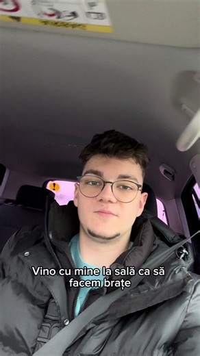 Umeri: -1 serie de incalzire la overhead press -2 serii de lucru 6-8 repetari(controlate, negativ de 2 secunde) -2 serii de ridicari laterale la scripete(pune tensiunea in umeri facand 2 pasi in lateral, serii controlate) -2 serii pentru posteriori folosind peck deck(daca sala ta nu are asta poti incerca face-pulls) Triceps: -1 serie de incalzire la overhead -3 serii de lucru la overhead unilateral(tine cotul nemiscat si fa seriile controlat si lent) -2 serii la tricep pushdown(coatele pe langa 