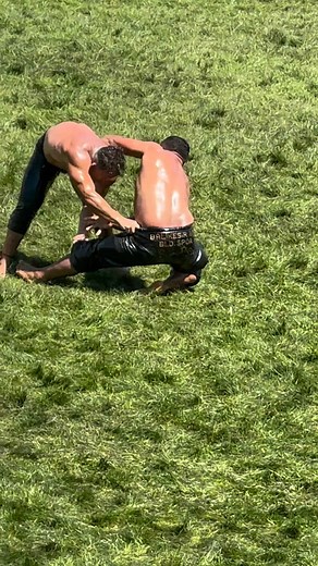 ELMALI’da AHMET HAN YILDIZ fırtınası devam ediyor… Zirve yolcularına dur demeye devam ediyor… #turkishoilwtestling #TürkiyeYağlıGüreşLigi #TürkiyeYağlıGüreşleri #yağlıgüreş #tarıksarvan #ahmethanyıldız #ibrahimtürkiş #elmalı #kırkpınar | Türkiye Yağlı Güreşleri TYG