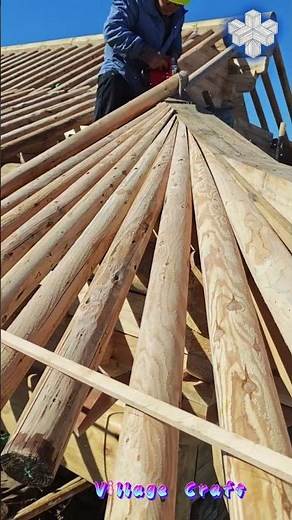 大工は電気のこぎりで小屋の屋根の木材を切断した