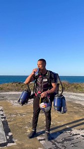 Definitely one of the craziest flights I’ve ever done🔥 Honoured to be part of Red Bull’s ultimate obstacle course! Full vid on the Red Bull youtube channel!!🙌🏽 Powered by @takeongravity 🚀 fuelled by @redbull ⚡️ #jetsuit #jetpack #redbull #athlete #sport #aviation | Issa Kalfon