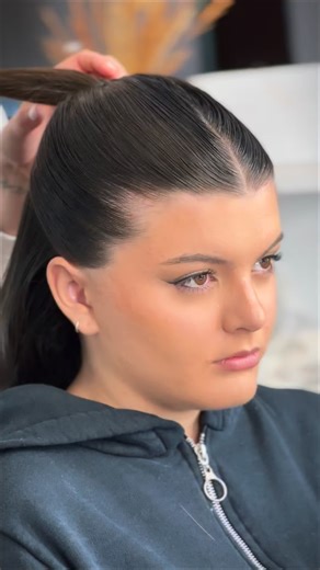 Evelina Schulz on Instagram: "Donde hay brillos, está Evelina Alta Costura ✨ Confección perfecta para un estilo único. ¿Querés brillar aún más?✨ Recordá que los cupos para ESTE 2026 son limitados.📩 #evelinaaltacosturavcp #cupos2026 #hechoamedida"