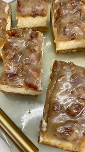 🍰✨ Barras de cheesecake de nuez pecana Hoy quiero compartir con ustedes una receta deliciosa, cremosa y con ese toque crujiente que la hace irresistible 🤎 Perfectas para acompañar un café o para consentirte con un postre hecho en casa. Ingredientes Crust • 1 ½ T galletas Marías • ¼ T azúcar • ½ T mantequilla • ¼ c sal Relleno de cheesecake • 465 g de queso crema • ½ T azúcar • 1/4 T azúcar mascabado • 2 huevos • 1 c vainilla • 1 c harina Topping de nuez pecana • 1 T nuez en trozo • ¼ T miel de