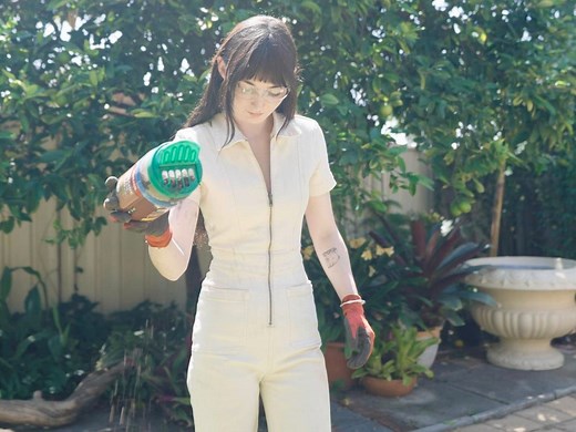 Easy Lawn Nutrition With Yates Dynamic Lifter Lawn Food Shaker - Bunnings Australia