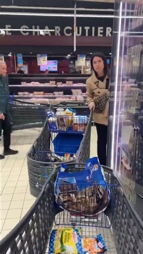 Don't touch his shopping cart! 🤣🤣🤣🤣🤣🤣