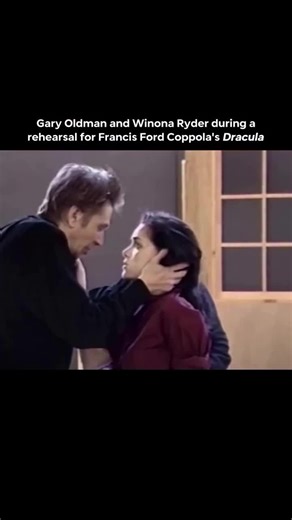 While working on Bram Stoker’s Dracula (1992), Winona Ryder said that although she and Gary Oldman got along before filming began, “it wasn’t the same after we started shooting… I felt like there was a danger.” 🧛🏼‍♂️ A biography later noted that Oldman often remained in character as Dracula throughout the day, and Ryder described his acting approach as intensely immersive—an experience she found both challenging and unsettling. 🎥 #dracula #garyoldman #winonaryder #behindthescenes #actor