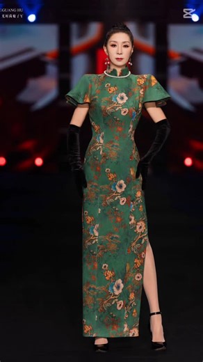 Lina Shuang Zheng on Instagram: "Happy December everyone!🙏😁💕🇨🇦 China Wu Han fashion week HAUTE COUTURE Designer:SHEGUANG HU Cheongsam Carnival Show #fashionworld #fashionweek #qipao #runwaymakeup #runwaywalk #runwayshow #vancouvermodel #yvrmodel #runwaymodel #publishedmodel #fashionmodel #vancouvermodels #yvrmodels #modelsearch #modeling"