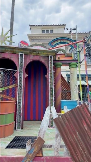 A new stage in the Sideshow of Decay scare zone for HHN 35! #hhn #hhn35 #hhnforever #halloween