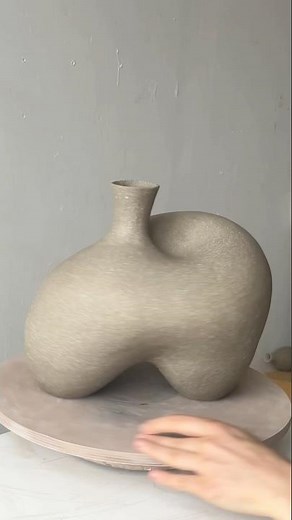 Hand-building a Pot using the Coiling Method #pottery #coiling #ceramics
