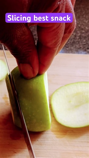 The unique way to slice apples. #cooking