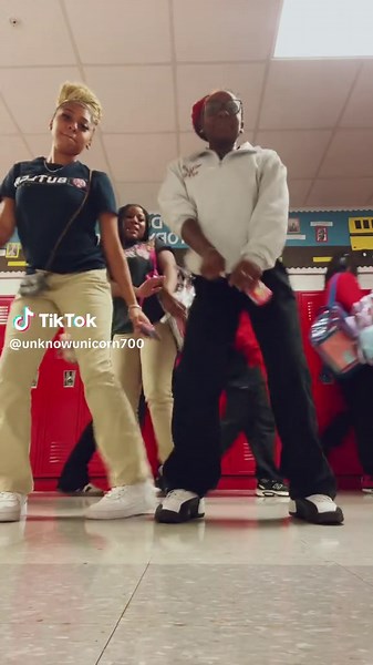 Zephyr (@unknowunicorn700)’s video of i take a ball bounce it