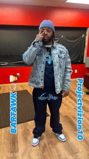“We Put dat Fly shit o n& Jump N front da Camera “ @projectvizion10 @project_vizion @bar_tawk #bartawk🎧🥃 #projectvizion10inc🎙️ #bartawkdaily #bartawkjewelz #projectvizion10 #letsgorailroad #sohelpmegawd | Ray Gutta Carter