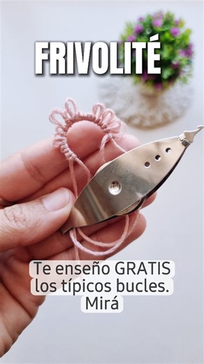 Penélope Teje on Instagram: "🧵✨ Frivolité paso a paso (de cero a proyecto) ✨🧵 Si recién llegás: sí, arrancamos desde CERO. En otros reels ya aprendimos a: ✔️ cargar la naveta ✔️ hacer el nudo doble Y ahora… avanzamos 😍 En este video te muestro cómo hacer los bucles clásicos del frivolité, un paso clave para seguir creciendo en la técnica y empezar a pensar en futuros proyectos ✨ 🪡 Estoy usando hilo Mouliné, el que tengo disponible en la web. No es el hilo “tradicional” de la técnica, pero pa