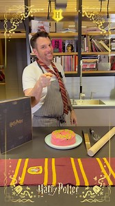 HARRY POTTER FÊTE BIENTÔT SON ANNIVERSAIRE ! Pour l'occasion, avec Warner Bros. France, on te propose de participer à un jeu concours en l'honneur de ton sorcier préféré pour créer le gâteau que tu rêverais de lui offrir. Pour cela, pas besoin d'être le meilleur chef pâtissier. Tu peux créer un gâteau sous n'importe quelle forme. Un dessin ? Une sculpture en argile ? En bois ou même en 3D ? Laisse place à ta créativité pour une célébration des plus magiques et tente de gagner un cours privé en m