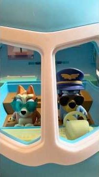 Airplane ! Emmie & Minda vacation to Hawaii - barbie dolls