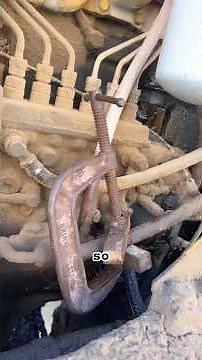 Clamping the fuel line to shut the wheel loader off