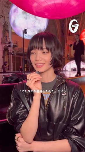 ginza magazine | 〈CHANEL〉2026年春夏コレクションで #小松菜奈 さんをキャッチ。ショーを見終わった直後のリアルな感想、そして気になるアイテムについて聞きました🌹✨ @chanelofficial @konichan7 #CHANEL #CHANELSS26 #NanaKomatsu | Instagram