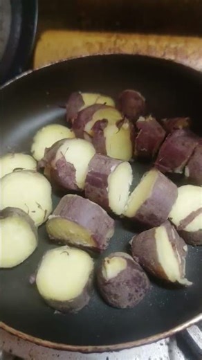 サツマイモを茹でてからカリッと焼き揚げる