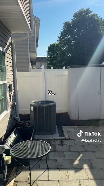 so happy with how this turned out 🌸 please give me ideas for the weird corner in the back! 🤍 #firsttimehomebuyer #townhouse #smallbackyard #smallbackyardideas #backyardgarden #backyardideas #townhomes #gardening #backyardflowers