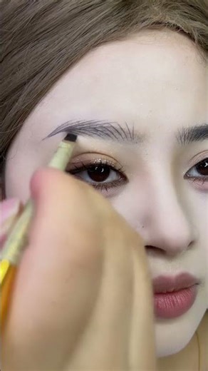 #EyebrowTutorial #EyebrowDrawingForBeginners#SavesForThoseWithNoFace #NaturalEyebrowTuto#shorts