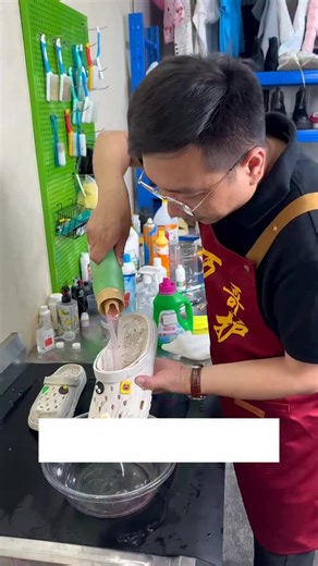 CleanWithWan on Instagram: "How to Clean Crocs & Clog Shoes? 👡✨ Summer is here, and many love wearing clogs, but cleaning them can be tricky! Try this simple hack from Wan Ge to get them spotless! #EasyStainRemoval #ShoeBrushing #CleaningHacks #WanGeCleaningTips"