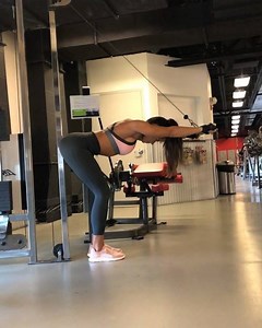 201K views · 4K reactions | ⚡️CHEST & TRIS⚡️ . Tricep Push-downs Tricep Extensions Chest Fly Chest Press . These are some of my fave PWR moves for Chest and Tri day! I utilize them pyramid style or mix into supersets. www.kelseywells.com/app . #pwr #pwrprogram #kelseywellspwr . Song: Feels (Jai Wolf Remix) | Kelsey Wells | Facebook