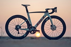 BHから高速エアロカーボンロードの2022 BH Aerolight登場