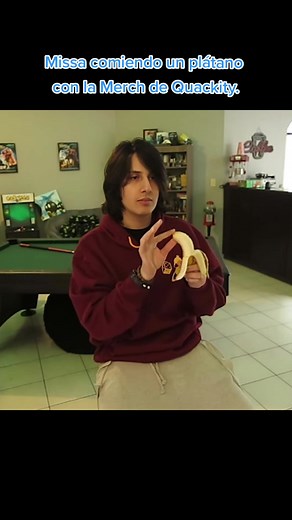 Missa disfrutando el platanito con Merch de Quackity