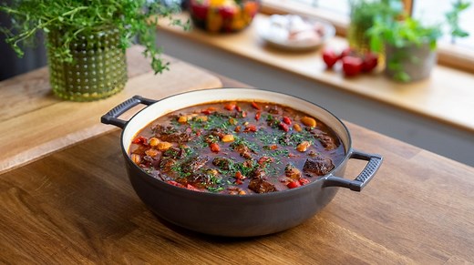Tom Kerridge cooks up some Spanish-style comfort food including melt-in-the-mouth Pig's Cheeks with Creamy Butterbeans & Smoky Chorizo 🥘🍴 #MoreSundayLunch continues TONIGHT at 9pm! | Food Network UK